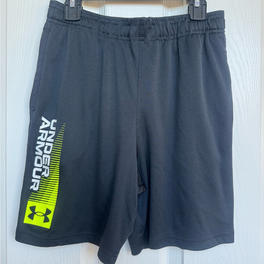 Under Armour Boys Athletic Shorts Youth Large – Black Logo Graphic with Pockets